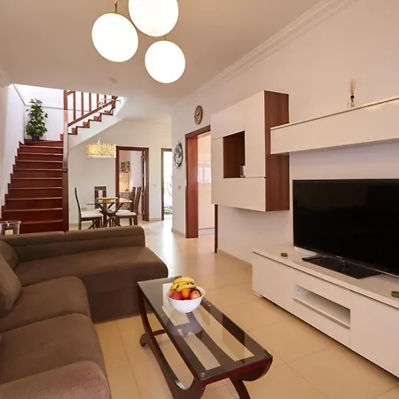 225 - Doyle By Villas Now Ltd